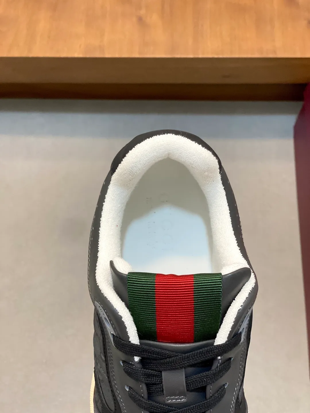 Men's Shoes 💰660 𝐆𝐮𝐜𝐜𝐢 𝐑𝐞-𝐖𝐞𝐛 As the first sneaker created by Sabato De Sarno for Gucci, the Re-Web series reinterprets the brand's classic stripes and sets off the modern silhouette design with bold and unique details. These shoes are crafted from white leather. This new sneaker is ingeniously decorated with many of the brand's classic details, and is equipped with a bright red and green webbing tongue, which will make people fall in love at first sight. White leather treated with a special process for softness and luster, with an embossed grainy texture. Script Gucci logo and interlocking G web label with Interlocking G and script Gucci logo. Rubber outsole with interlocking G detail eyelets. Web tongue. Size: 39-44 (customized for sizes 38 and 45)